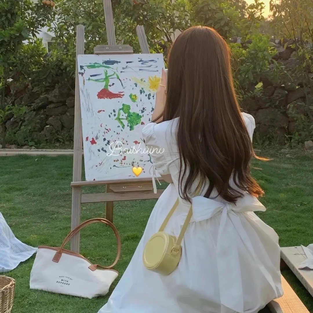 潘乔维亚和一个裸女之间